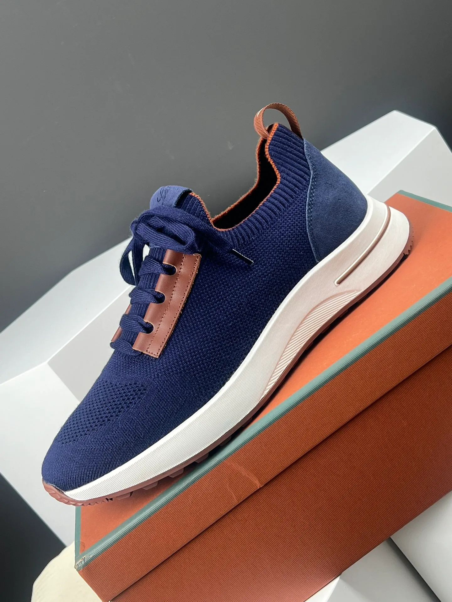 Factory price 420💰L men's shoes💰New product on sale Loro men's shoes💰iana knitted sneakers｜Made of Wish wool blended fabric｜The upper is made of unique knitted fabric production technology｜Comprehensive one-to-one restoration of the counter process｜Additional original molded rubber three-color combination technology outsole｜Size: 39-44 (customized at 45.46)
